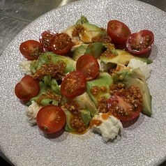 アボカド・クリームチーズ・トマトの食べるラー油サラダ