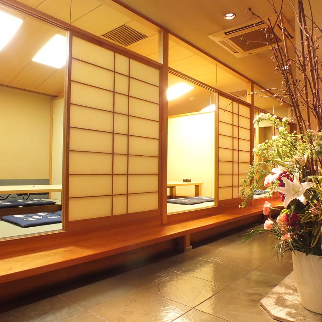 【宴会には】26名様までご対応のお座敷。掘りごたつなので年齢層が幅広い会社宴会などにも最適。