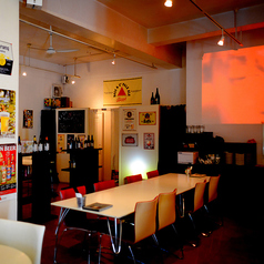 少人数のテーブル席。那覇エリアで人気のBEER PARA DININGは２時間飲み放題付きのコース料理を提供しております！お仲間と、会社の皆様とどうせ飲むなら飲み放題付きコースで値段費用を気にせずお楽しみください【那覇/居酒屋/飲み放題/２時間/宴会/団体/大人数/おすすめ/貸切/二次会/女子会/誕生日/記念日/結婚式/居酒屋】