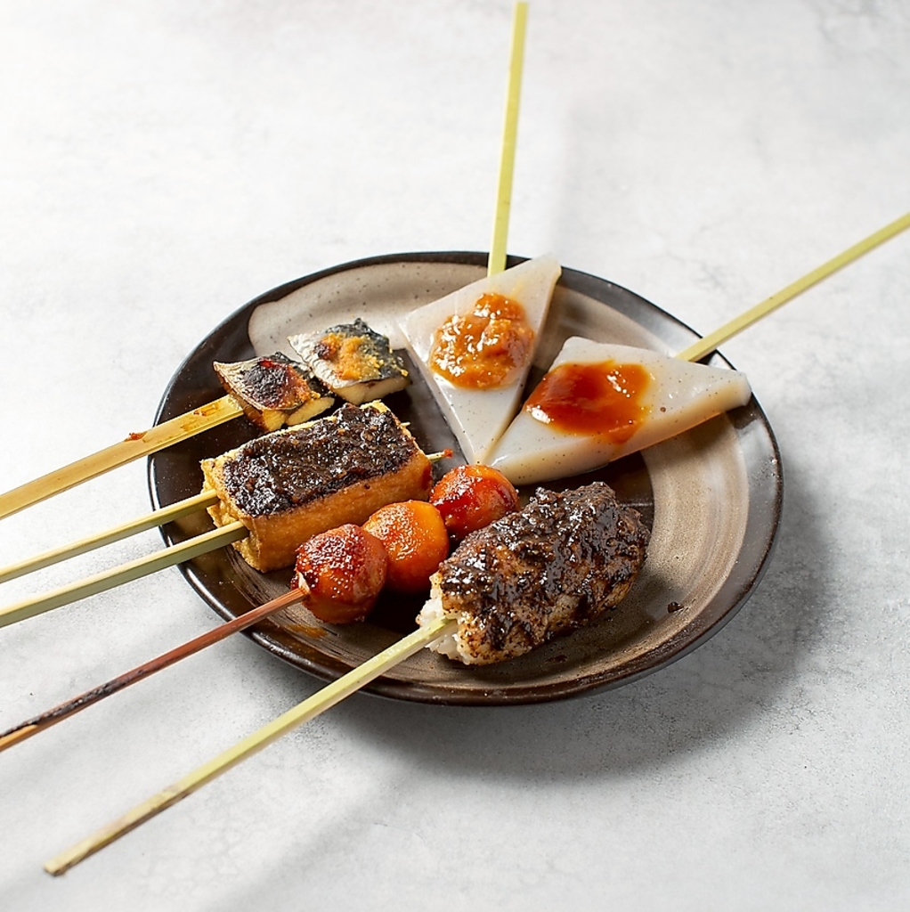 【一度食べると虜に…】素朴な味わいながらもクセになる味噌田楽。甘めの味噌だれをたっぷり添えて。