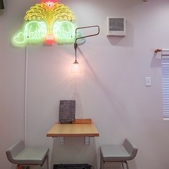 デートや、友人とのお食事にぴったりの2名席のテーブルとなっております。お食事のシェアが楽しいお席です。