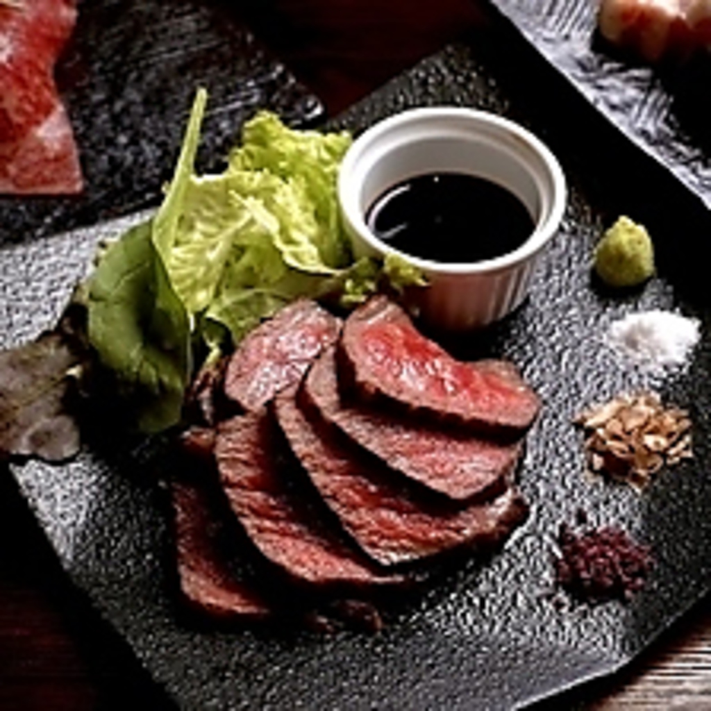 スペシャリテ【黒毛和牛こぶ黒の塊肉のグリル】は肉の旨み・甘み・ジューシーさを存分に味わえます◎