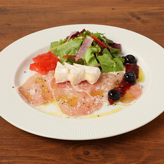 生ハムとチーズの盛り合わせ