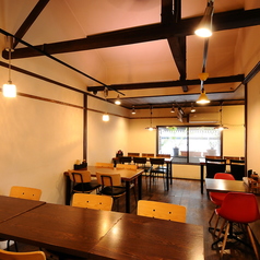 【2階】人数に合わせて連結可能な2階のテーブル席。10名~20名前後の団体様でも、一つのまとまりとしてお席をご用意できます。会社宴会やサークルのお集まりなどにぜひご利用ください。