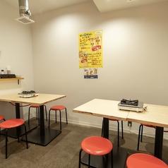 【食事を囲んで会話が弾む♪カジュアルなお集まりにどうぞ】ゆったりとしたテーブル席は、ご友人やご家族とのお食事にぴったり◎素敵なひとときをお過ごしください。