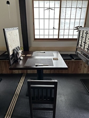 お隣とはテーブルのにある仕切りで区切っています。