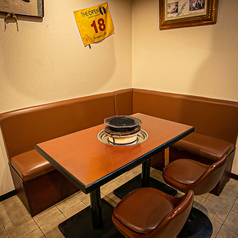 複数人でのお食事の際にはこちらのテーブル席をお使いください。