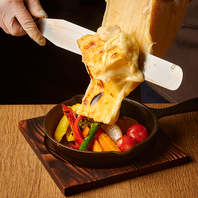 目の前で熱々のラクレットチーズを提供します♪