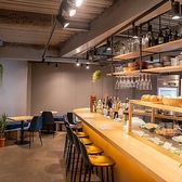 店内は全席喫煙可能です。愛煙家の方も周りを気にせず、ゆっくりとくつろぎの時間を過ごしていただけます。