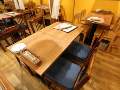 【テーブル席4名×12席】こちらは、ゆったりと広々とした人気の4名様テーブル席を12卓ご用意しております。女子会や宴会、誕生日・記念日のお祝いに最適です。お席の数に限りがございますので、ご希望のお客様はお早めのご予約をおすすめいたします。大切な方との素敵な時間をお過ごしください◎