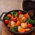 料理メニュー写真 季節野菜と鶏モモ肉のダッチオーブン蒸し