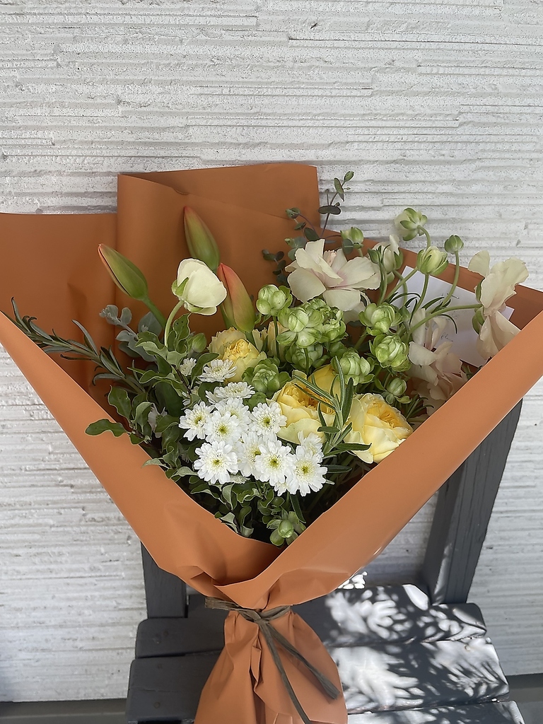大切な人へ！花束、５５００円　ご予約は５日前まで承ります。