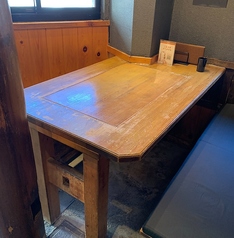 開けてはいるものの、隣の席と仕切りがあるので多少のプライベート空間はあります。