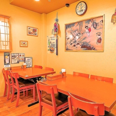 店内入口左のテーブル席。可愛く飾られたお酒や小物の数々。韓国を感じながらお料理を楽しめます♪。（チーズタッカルビ 新橋　居酒屋　飲み放題　食べ放題　無制限　個室　宴会　貸切）