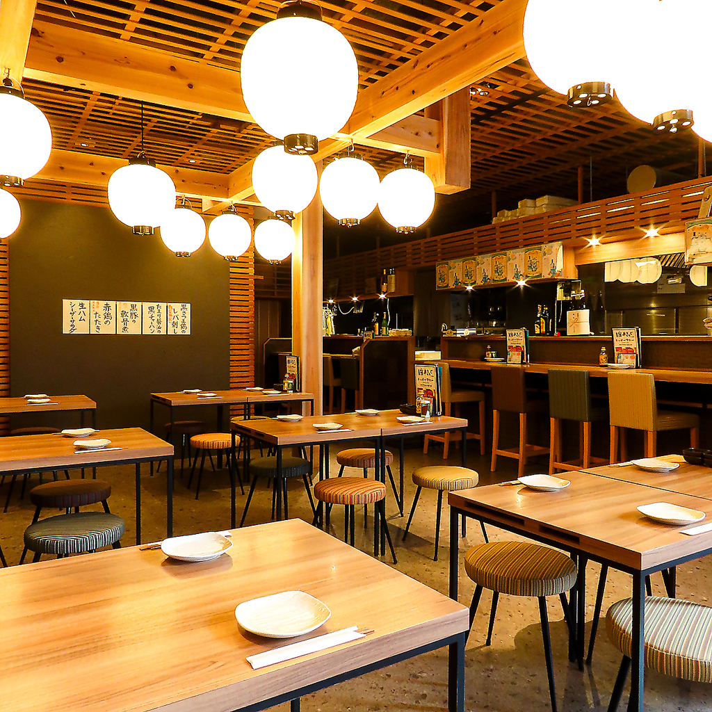 木組みに囲まれたモダンな店内でご当地グルメをたっぷり楽しめます！