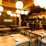 木組みに囲まれたモダンな店内でご当地グルメをたっぷり楽しめます！