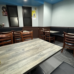 当店のテーブル席は、20名様までご利用いただける広々とした空間をご用意しております。誕生日パーティーや歓送迎会、各種イベントに最適です。暖かみのある木目調のテーブルと落ち着いた色合いの内装が、心地よい雰囲気を演出し、楽しい会話と美味しい料理を一層引き立てます。