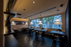 当店では貸切のご利用も要相談で承っております。大人数でのご利用も可能です。また、有名デザイナーによって手掛けられた内装は控えめでありながらも洗練された空間になっており、高級感が漂います。ビジネス宴会や会社の年次総会など大勢でのお食事の機会に是非ご検討くださいませ。