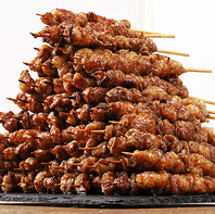 手間暇かけた名物「とり皮巻き巻き串」165円(税込)