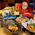 東北の郷土の味を感じさせる、お酒にぴったりな一品料理を多数ご用意しております。味わい深いこだわりの和食器に彩り豊かに盛り付けられたおばんざいや小鉢は、目でも舌でも楽しめる自慢の逸品です。可愛らしいこけしが並ぶ食卓で、厳選された日本酒や焼酎とともに心安らぐ至福のひとときをお過ごしください。