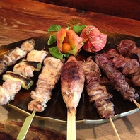 「おまかせ串盛り合わせ」を楽しめる飲み放題付コース♪
