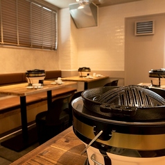 【テーブル席】お一人様でのご来店、大歓迎♪ジンギスカンとお酒に酔いしれるひと時を。いつでも気兼ねなくお立ち寄りください！