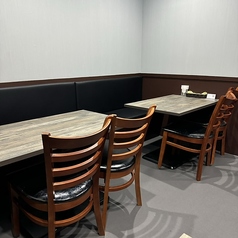 当店のテーブル席は、4名様用が2卓あり、友人や家族との集まりに最適です。心地よい木の温もりとシックな内装が、リラックスした雰囲気を醸し出します。カジュアルなランチや、特別なお祝いのディナーなど、様々なシーンでお楽しみいただけます。美味しい料理と共に、心温まる会話をお楽しみください。