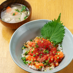 サーモンユッケ丼