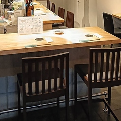 木の温もりが感じるようなウッドテーブルが特徴なカウンター席となっています。カウンター席は全部で12席ご用意しているので、お一人様利用から2～3人のご利用にも対応しています！