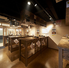 <有楽町2号店>喫煙可・店内8名テーブル(椅子あり)【電源あり】大人数でも安心な8名がけテーブルは、仲間との集まりに最適!◆喫煙可能なスペースも完備しているため、リラックスしながらお食事を楽しめます♪充電用の電源もあり、使い勝手も抜群です◎