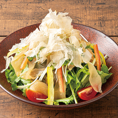 はかた地どりの生ハムサラダ鶏節のせ