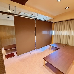 座敷宴会最大50名までＯＫ！全て座敷席に改装しました。学生宴会や歓送迎会などゆったりと座敷で飲み会を楽しもう！貸切は30名様以上で可能！