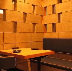 【半個室：2名様】暖簾で区切られた、和の趣を感じる明るい雰囲気のスタンダードなテーブル席半個室です。ベンチソファと椅子のお席となっているので、ゆったりお過ごしいただけます。人数は2名様でご利用OK！大切なパートナーとのお食事やデート利用はもちろん、2人だけでの誕生日や記念日のお祝い利用にもおすすめ。