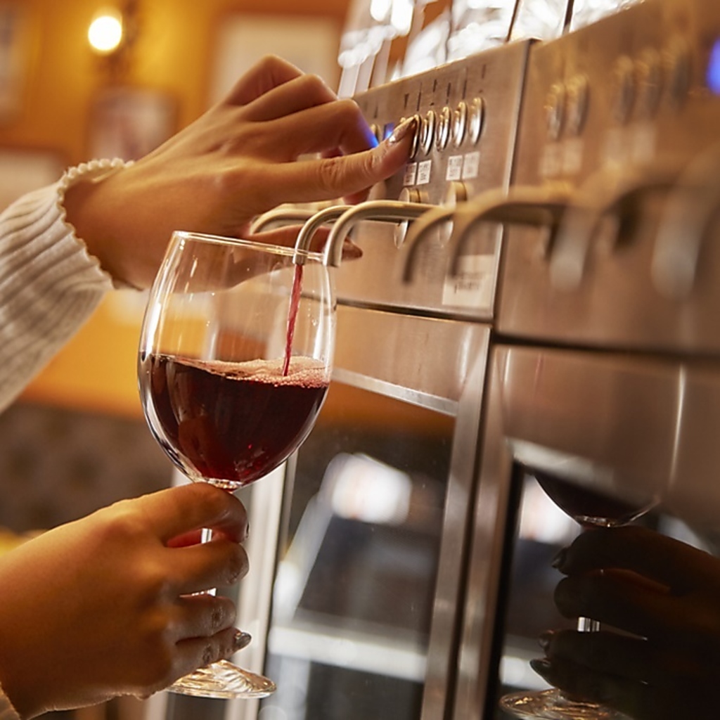 「サーバーワイン飲み放題」プランは当日ご注文可能で90分990円（税込）