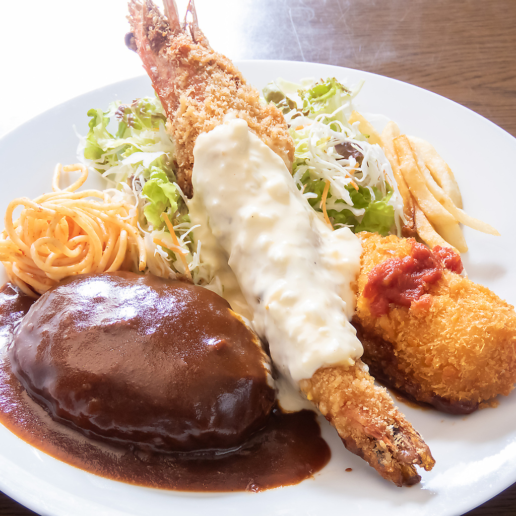 当店名物の大エビフライにハンバーグをセットで提供！好きが詰まったボリューム満点のメニューです◎