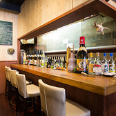 落ち着いた空間を演出しております。カウンター席にはさまざま泡盛の瓶を並べております。是非ご覧ください