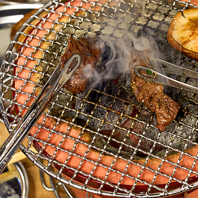 炭火で焼き上げる臨場感と香ばしさ◎