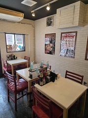 活気のある店内は、２人掛けテーブル席を３卓ご用意しています◎ランチタイム・ご夕食や飲み会の〆にも大人気！☆おつまみメニューやサイドメニュー、酒類も豊富ですので、お仕事帰りのお食事やちょい呑み・サク飲みにもピッタリ！◎もちろんお食事にもご利用ください♪