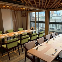 木の温もりが心地よい開放的な空間は、歓送迎会や親睦会といったお集まりに最適です。外の景色を眺めながら、プライベート感溢れる上質な時間をご提供いたします。