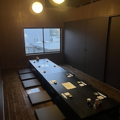 【2階】座敷席の個室を3室ご用意しております。板張りのお座敷席になりますので、襖板を外して最大25名様の宴会を行うこともできます。会食や、歓送迎会、接待と様々なシーンでご利用ください。