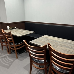 当店では、4名様用のテーブル席を2卓ご用意しておりますので、気の合う仲間とのランチやディナーに最適です。落ち着いたトーンの内装が、会話を一層引き立て、心地よいひとときを演出します。サクサクのナンや香り豊かなカレーを囲んで、楽しい時間を皆様でお過ごしください。