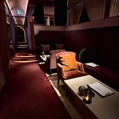 【ソファー席完備】シーシャの楽しみ方がさらに広がる、あなただけのチルタイムを過ごすための理想的な世界観の店内です。