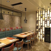 ソファー席＆ゆっくり流れる時間のテーブル席完備！