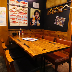 【1F】店内に入ってすぐのテーブル個室。接待や大切な方とのお食事にもおすすめです。