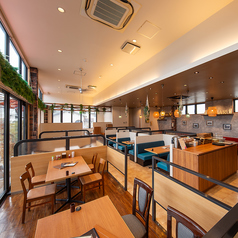 【4名様掛け×3席のご用意もございます】ご家族やお子様連れのお客様にもおすすめ♪ご友人とのランチにも最適で、落ち着いた雰囲気の中でのんびりお話ししながら食事を楽しんでいただけます。当店自慢のぎゅう丸ハンバーグや、お得なランチセットもご用意しております。特別なひとときをぜひ当店でお過ごしください!