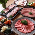本格焼肉を仲間と心置きなく味わうにはぴったりの店おすすめの部位が毎日替わるので、今日はどんな美味しい肉が食べられるのかを楽しみにして常連客が足繁く通ってきます。グループで来る方がほとんどで、店内はいつも賑やかで明るいムードが漂います。