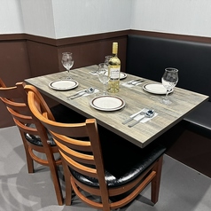 当店の4名様用テーブル席は、親しい友人や家族との素敵な集まりにぴったりです。シンプルでありながら洗練されたデザインが、食事を一層引き立てます。豊かな香りのカレーや、クリーミーなラッシーを囲んで、心温まる会話を楽しむひとときをお過ごしください。