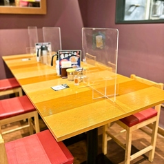 店舗奥左手側、4名テーブルです☆