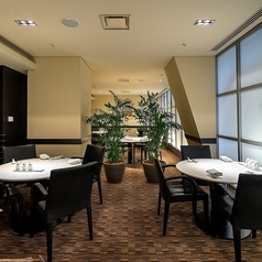 1名～4名様まで、人数に応じたテーブル席が多数ございます