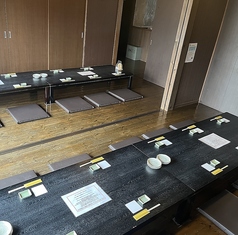 【2階】10名様までご利用可能な2階にある板張りのお座敷席。正面には窓があり明るい雰囲気が特徴。木製の襖で隣室と隔てられており、襖を外すことで隣室と併せてご利用可能です。会社宴会や大人数でのお食事会にもオススメ!